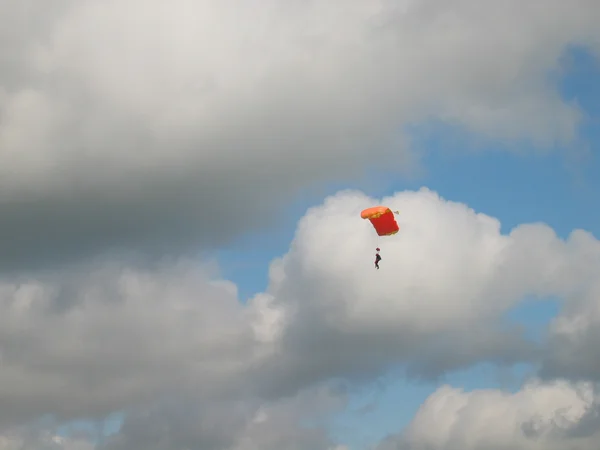 橙色降落伞在白色的云 — 图库照片