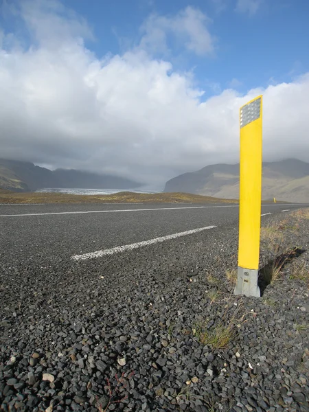 Poste amarillo en la carretera —  Fotos de Stock