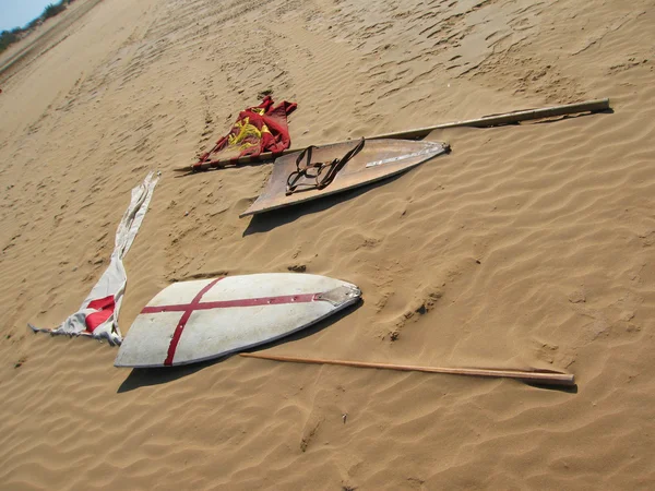 Idade Média escudos e bandeiras na areia — Fotografia de Stock