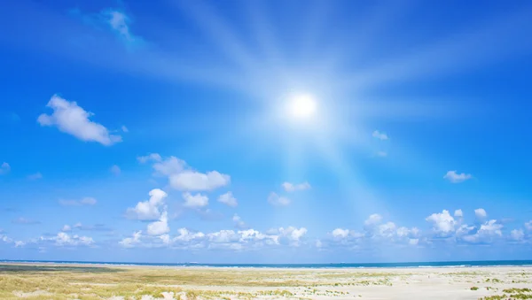 햇빛으로 아름 다운 해변 — 스톡 사진