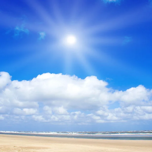 Hermosa playa con luz solar —  Fotos de Stock