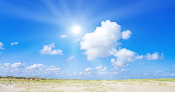 Stranden och dynerna med vackra solljus — Stockfoto
