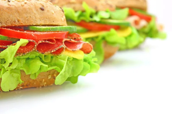Свежий сэндвич с овощами — стоковое фото