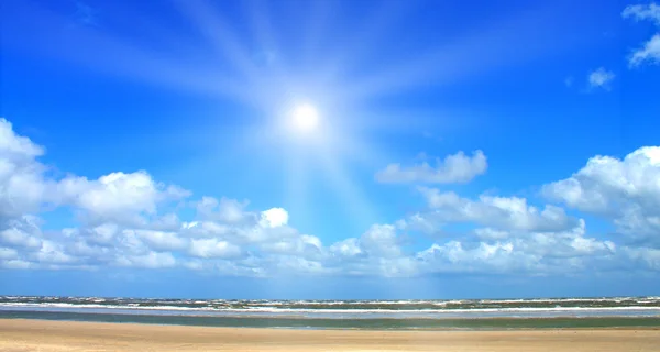 太陽の光と美しいビーチ — ストック写真