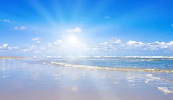 美丽的海滩与阳光 — 图库照片