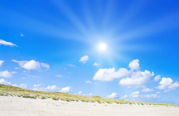 Playa y dunas con hermosa luz del sol — Foto de Stock