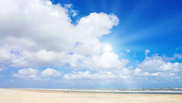 Schöner Strand mit Sonnenlicht — Stockfoto
