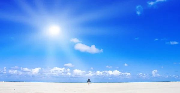Belle plage avec lumière du soleil — Photo