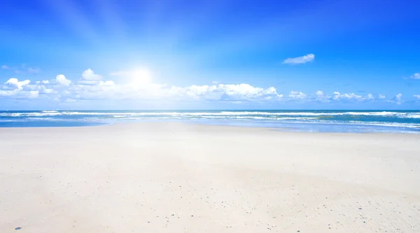 Güneş ışığı ile güzel bir plaj — Stok fotoğraf
