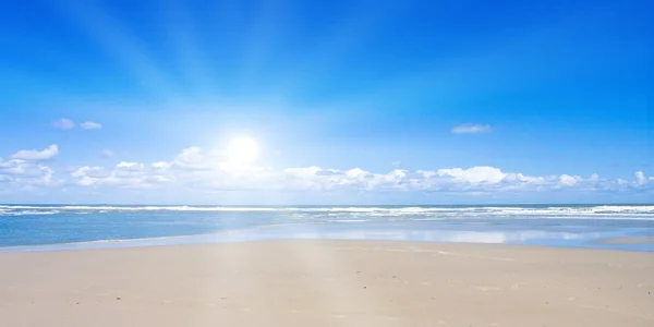 Güneş ışığı ile güzel bir plaj — Stok fotoğraf