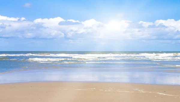 Praia bonita com luz solar — Fotografia de Stock