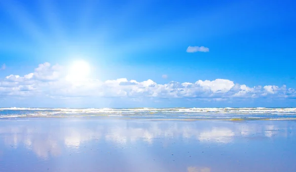 Belle plage avec lumière du soleil — Photo
