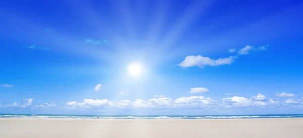 Schöner Strand mit Sonnenlicht lizenzfreie Stockbilder