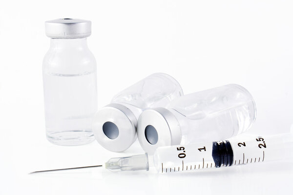 Шприц и флаконы
