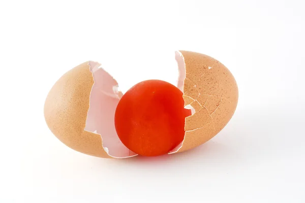Cáscara de huevo y tomate —  Fotos de Stock