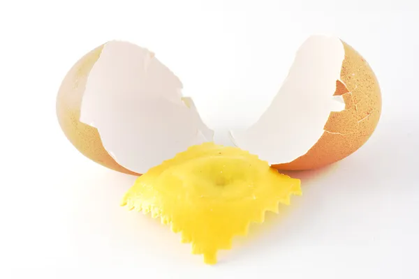 Yumurta kabuğu ve doldurulmuş makarna Stok Fotoğraf