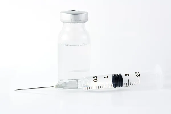 注射器和药瓶 — 图库照片