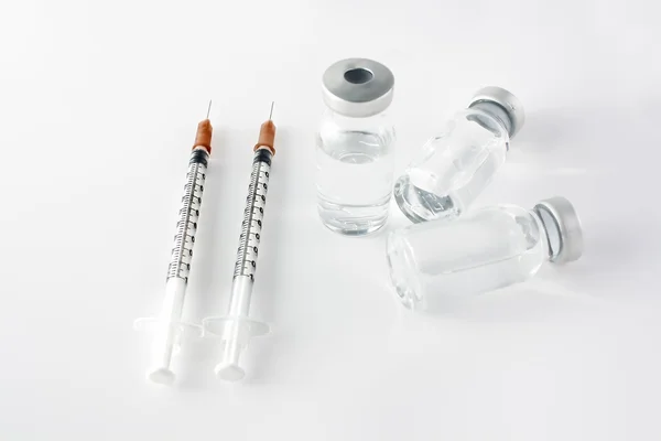 Injekční stříkačky a lahvičky — Stock fotografie