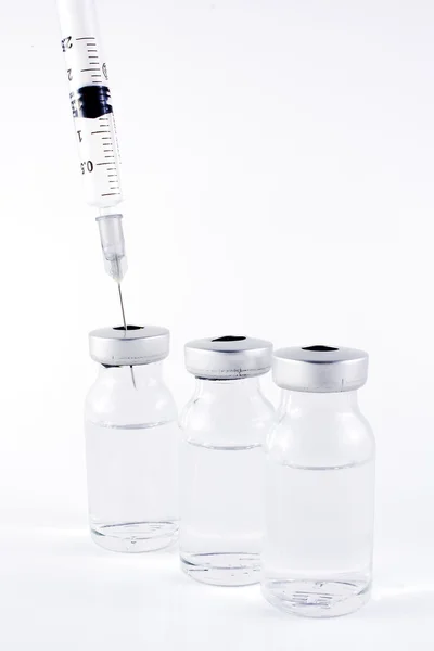 注射器和小瓶 — 图库照片
