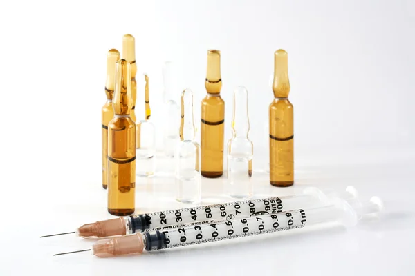 Ampulla, injekciós üveg fecskendő — Stock Fotó