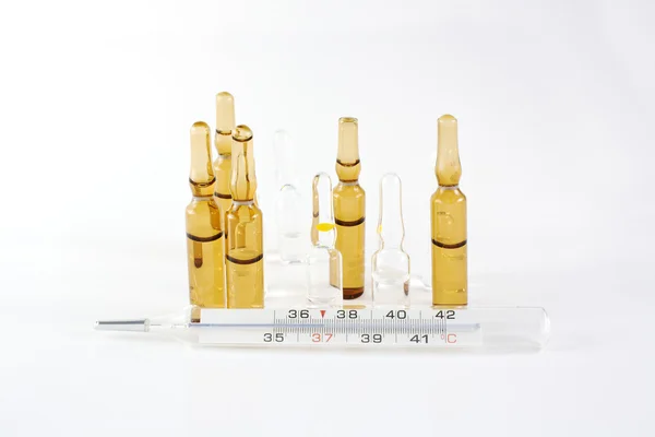 Termometre ve ampul flakon — Stok fotoğraf