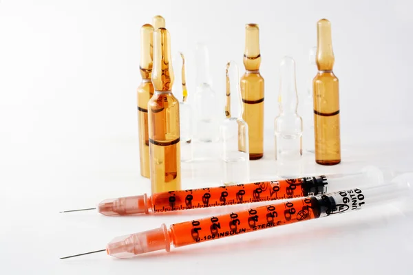 Fecskendő és injekciós üveg és ampulla — Stock Fotó