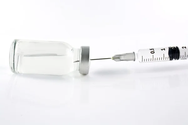 Fecskendő és injekciós üveg — Stock Fotó