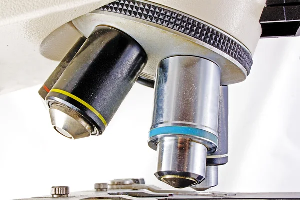 Microscopio su sfondo bianco — Foto Stock