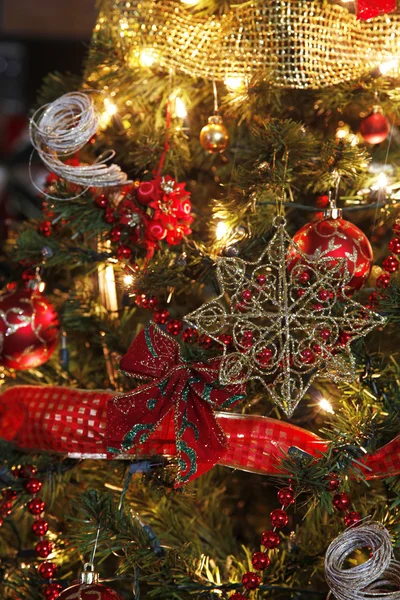 Decoraties op een kerstboom Rechtenvrije Stockfoto's