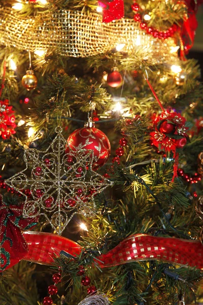 Decoraties op een kerstboom Stockfoto