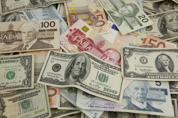 Schichten internationalen Papiergeldes Stockbild