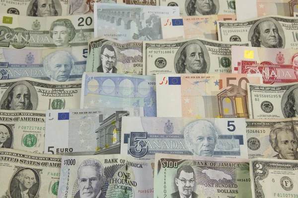 Schichten internationalen Papiergeldes Stockbild