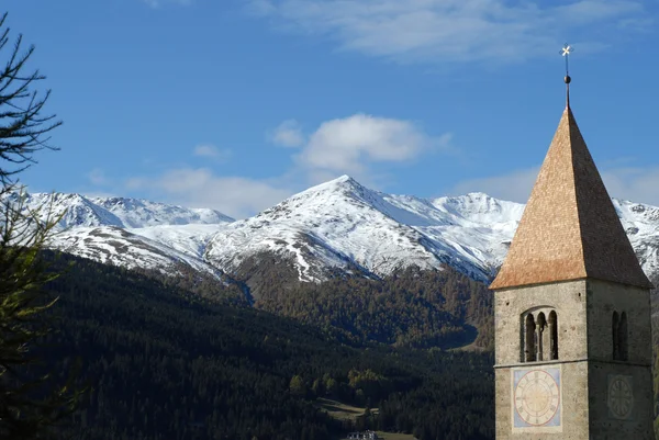 Torre de igreja com neve — Fotografia de Stock