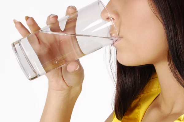 Hermosa mujer bebe agua de vidrio — Foto de Stock