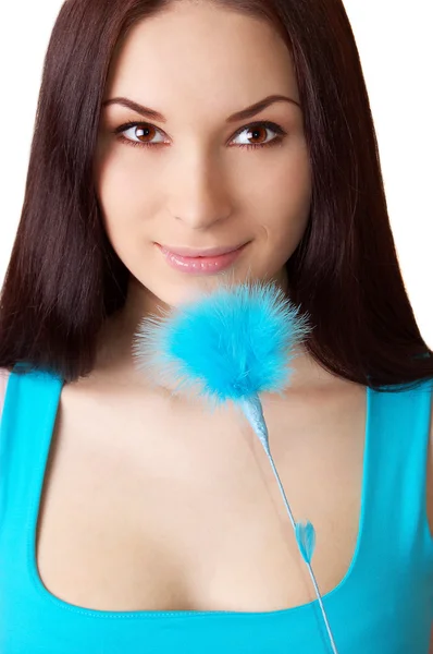 蓝色绒毛美丽年轻的黑发女人 — 图库照片