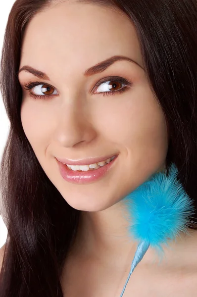 Mooie jonge brunette met blauwe pluis — Stockfoto