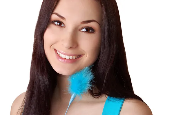 Krásná mladá brunetka s modrými chmýří — Stock fotografie