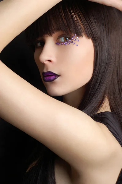 Mulher bonita com maquiagem violeta — Fotografia de Stock