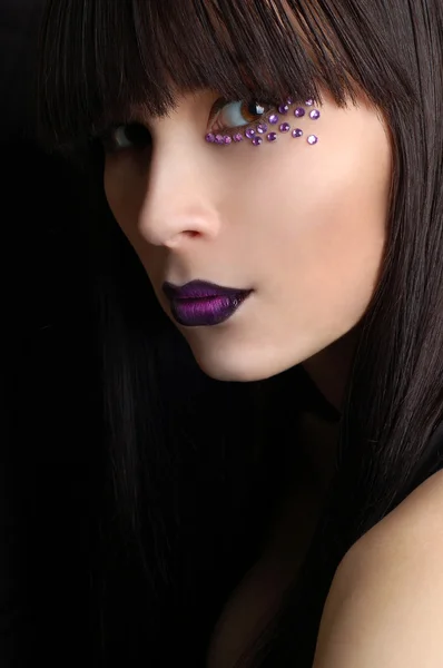 Mulher bonita com maquiagem violeta — Fotografia de Stock