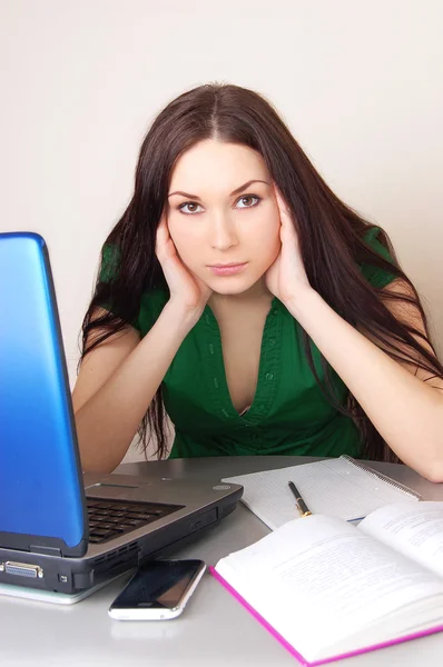 Stressad student nära laptop — Stockfoto