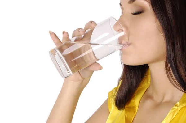 Mulher bonita bebe água de vidro — Fotografia de Stock