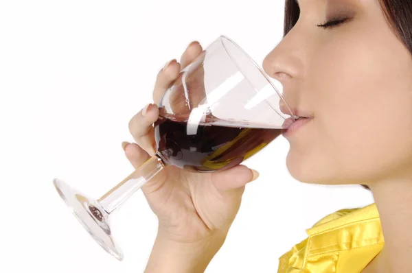 Hermosa chica morena beber vino — Foto de Stock