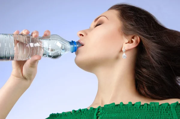 Красивая женщина пьет воду — стоковое фото