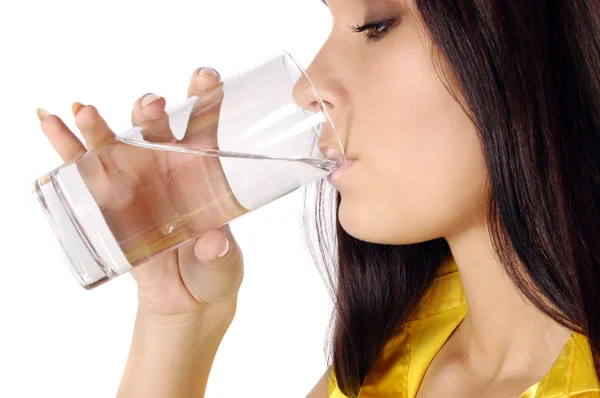 Bella donna beve acqua dal vetro — Foto Stock