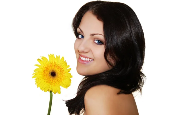 黄色花的美丽黑发女人 — 图库照片