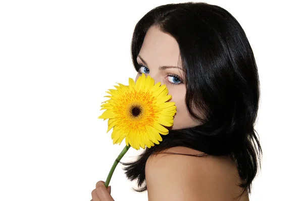Mooie brunette met gele bloem — Stockfoto