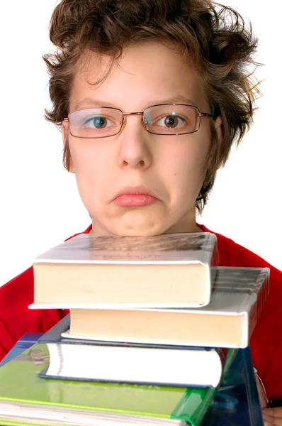 Расстроенный мальчик с набором книг — стоковое фото