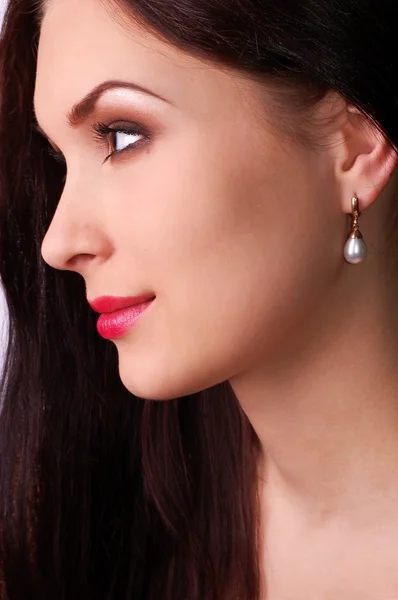 Krásná žena nosí perly — Stock fotografie