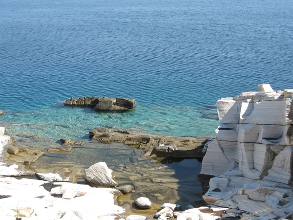 Мраморные камни и море — стоковое фото