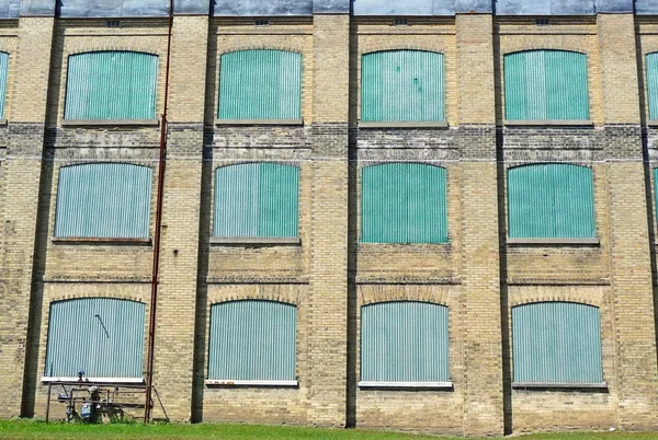 Фасад старого завода — стоковое фото
